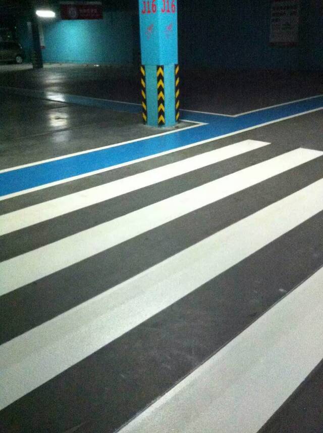 交通标志牌成街头小景